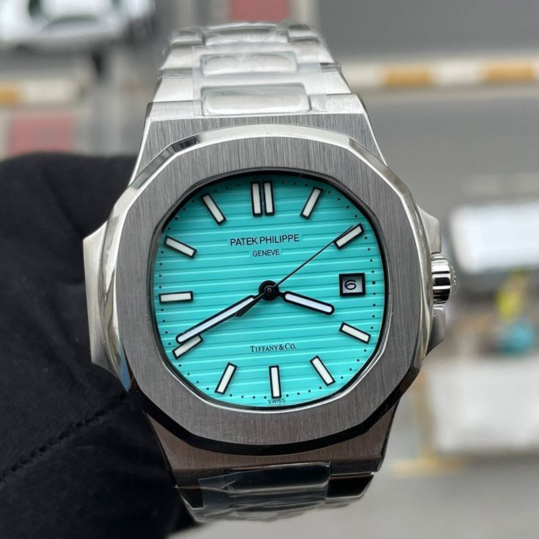 Patek Phillipe blanc fond bleu ciel